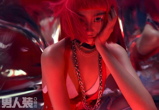 关晓彤男人装封面野性与性感齐飞好身材藏都藏不住