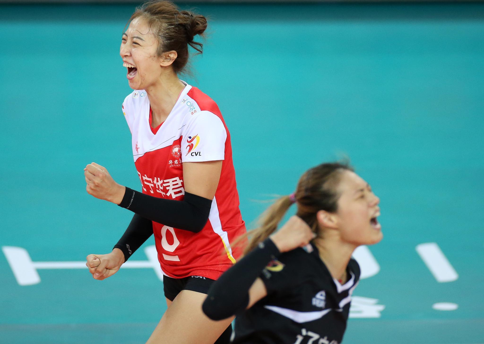 丁霞(左)在比赛中庆祝得分.