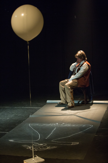 独角戏《格洛丽亚》剧照,该剧根据西班牙诗人格洛丽亚·弗尔特斯