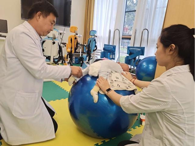 父母当心孩子把吃饭念成次饭不一定是趣事还可能是构音障碍