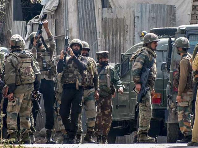 克什米尔拉响警报,武装分子检查站猛烈开火,印度军警遇到了硬茬