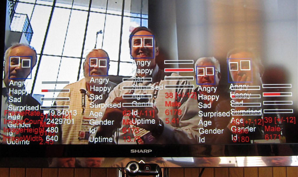 人脸可以作为一种连接个体信息的标识符，与消费习惯、行踪轨迹等互通。图片来源：Flickr