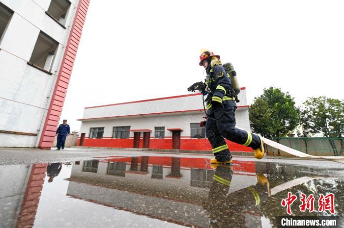 训练场上的湖南灭火一线女消防员