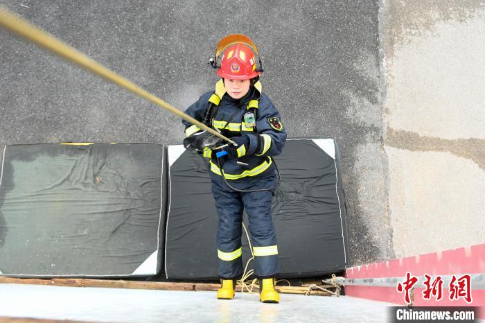 训练场上的湖南灭火一线女消防员