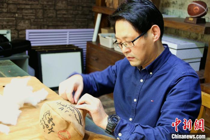 图为,蹴鞠非物质文化遗产传承人于剑正在制作蹴鞠鞠球. 孙宏瑗 摄