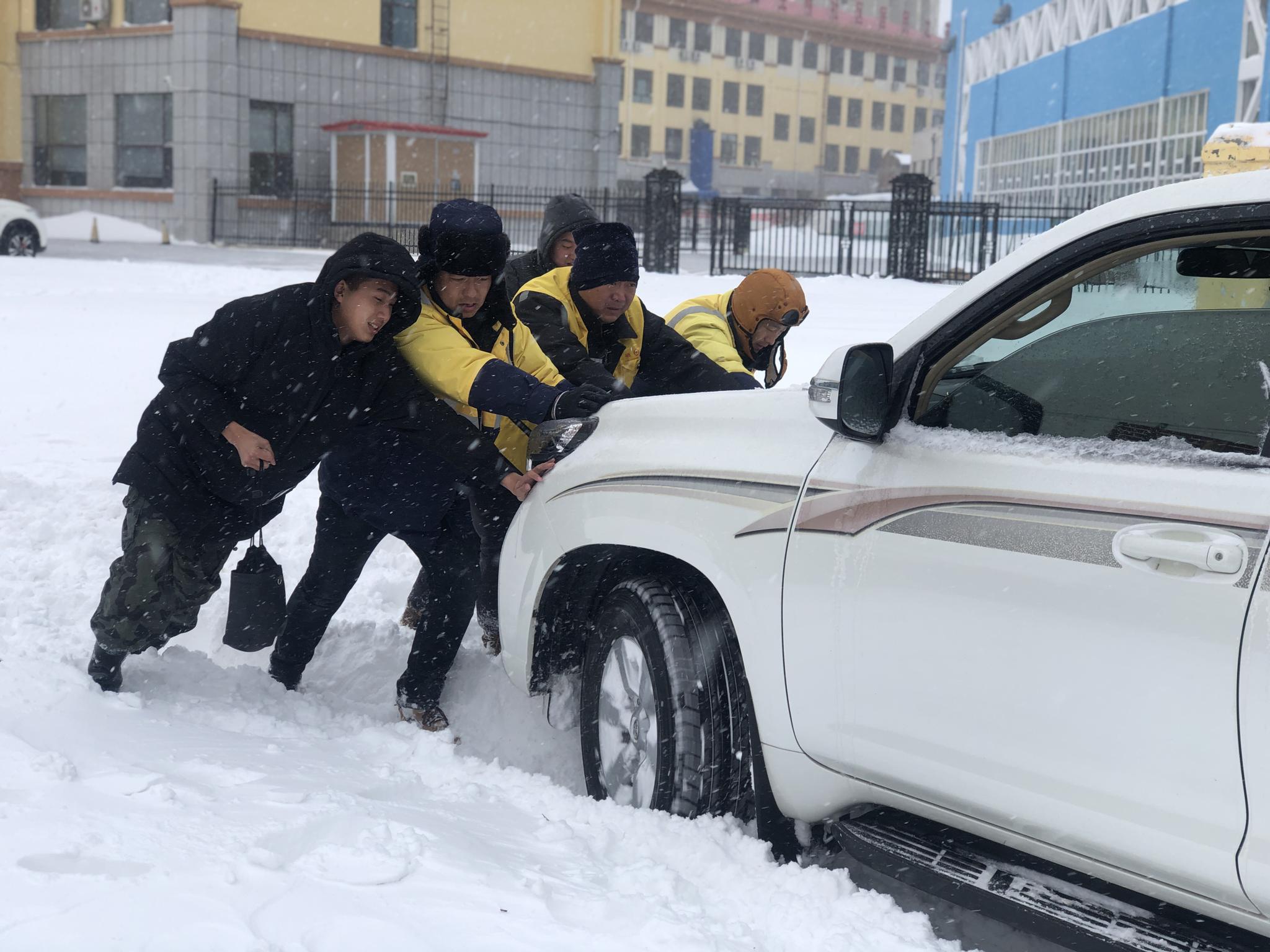 通辽市街头,市民合力在雪地里推车. 受访者供图