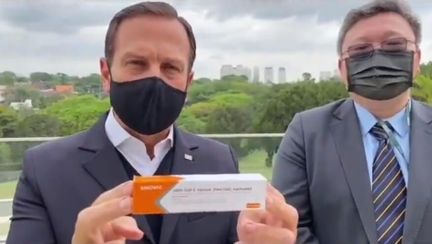 圣保罗州长众利亚展现中国疫苗