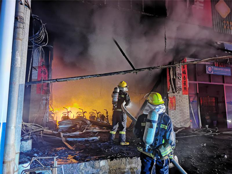 【视频】消防员徒手拎出多个煤气瓶救人!广东茂名一民房着火2人被困