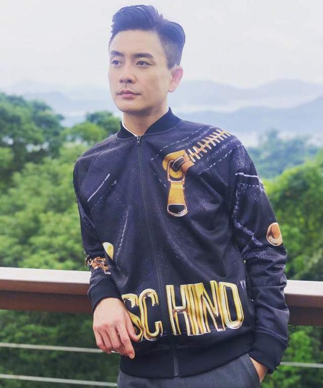 40岁黄宗泽酷爱"背头"发型,两边铲光很清爽,尽显轻熟帅气感