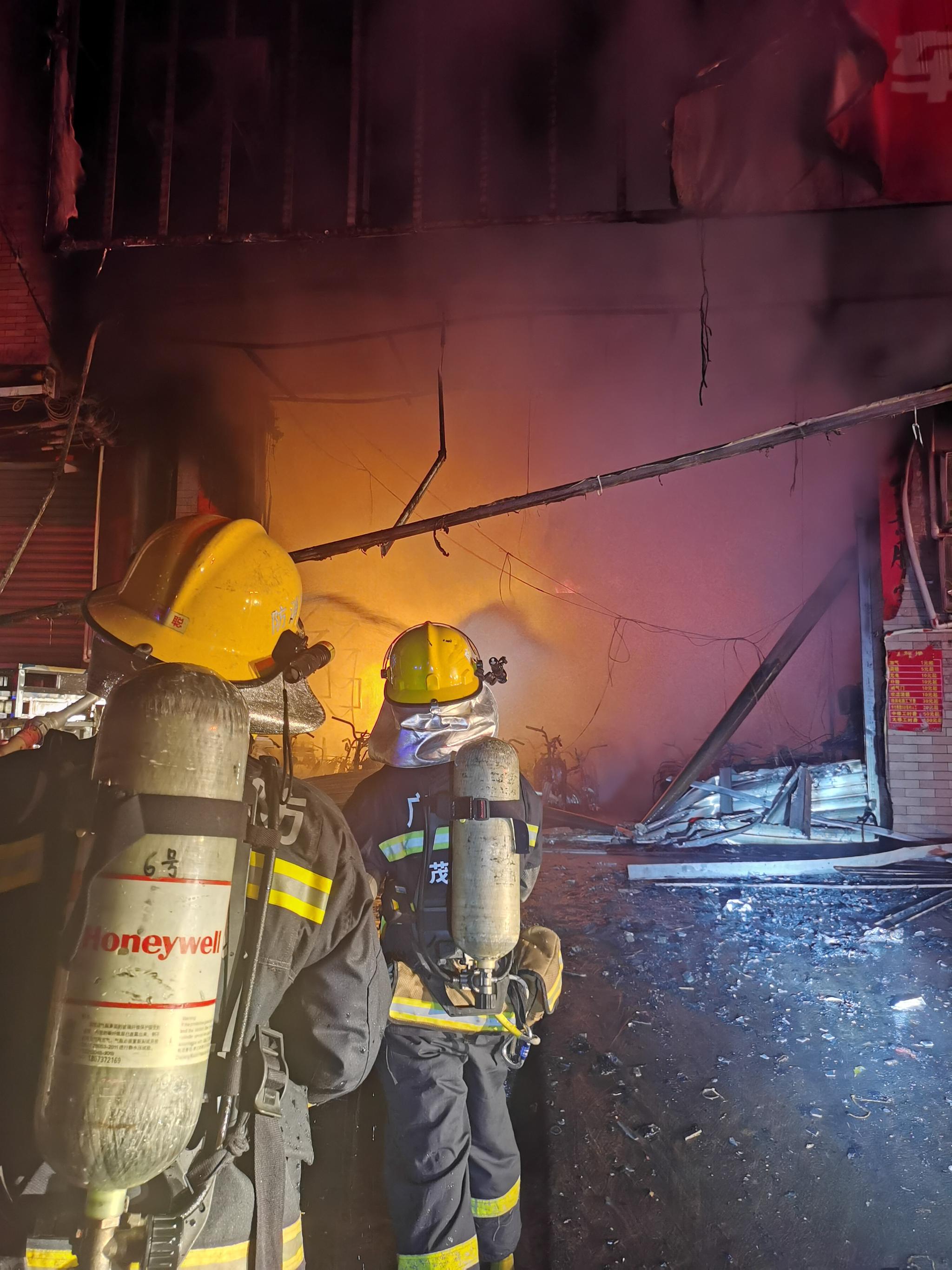 广东茂名一五层民房着火,2人被困火场,消防员徒手拎出多个煤气瓶救人