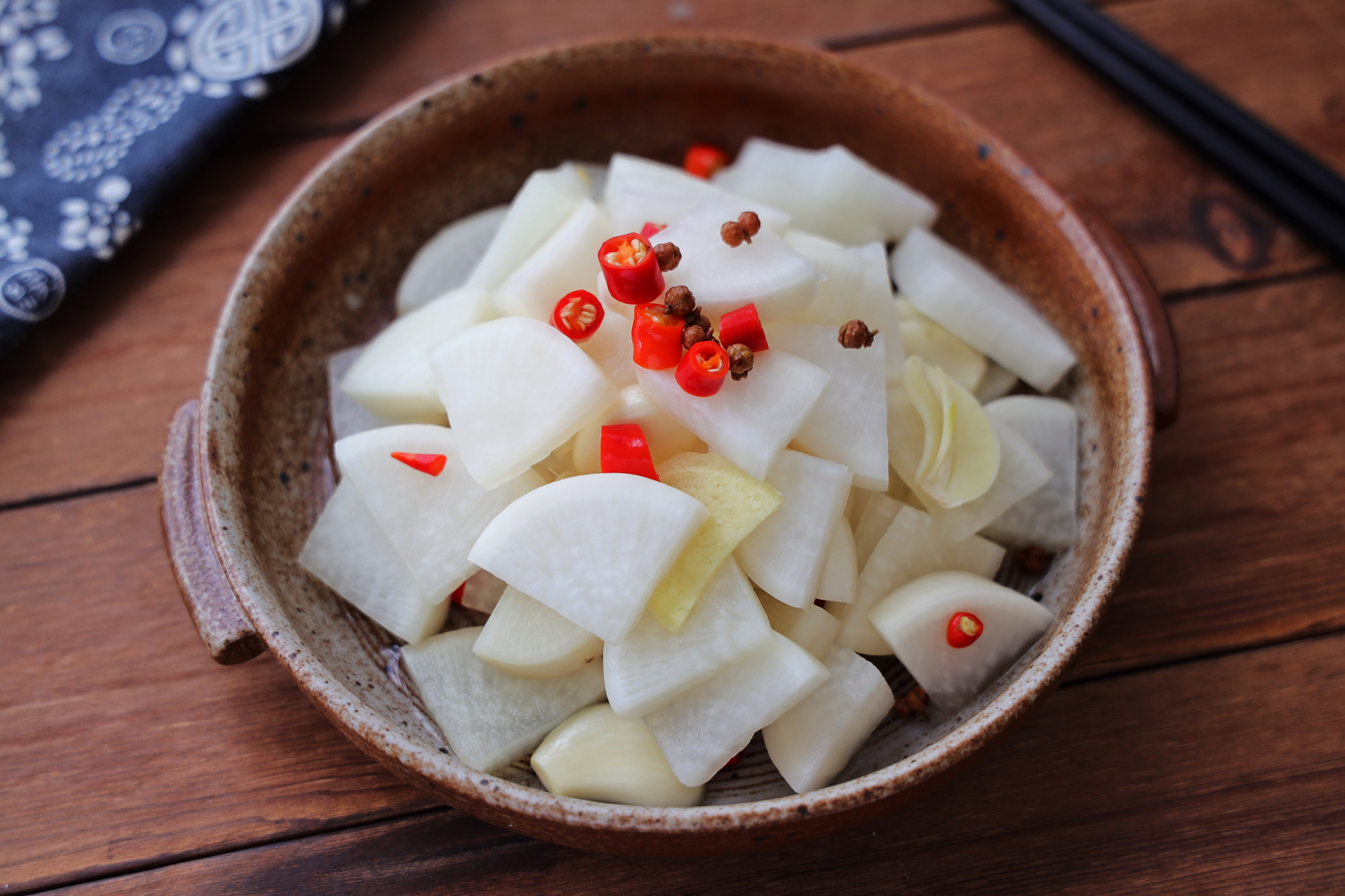 冬天一定要泡上一瓶酸辣萝卜,开胃下饭,脆爽好吃,比买的健康