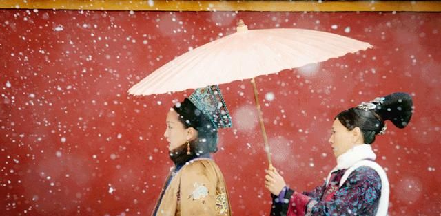 《如懿传》中的雪景要比《步步惊心》更加的凄凉,如懿和容佩行走在雪