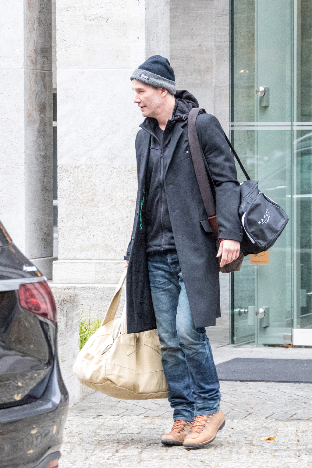 酷56岁基努里维斯离开黑客帝国4剧组和女同事绅士拥抱