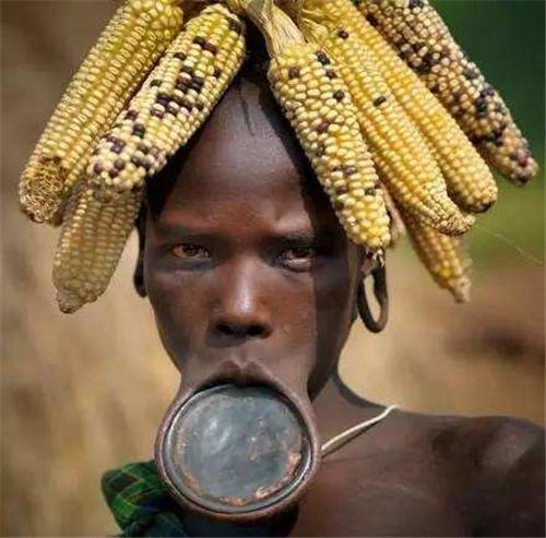 非洲最神秘部落女孩十岁开始切嘴唇装盘子盘子越大越招人喜欢