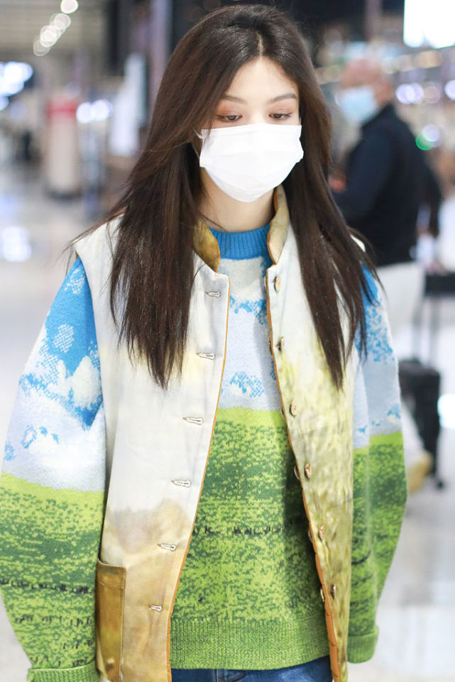 2020年11月21日,上海,春夏现身机场.