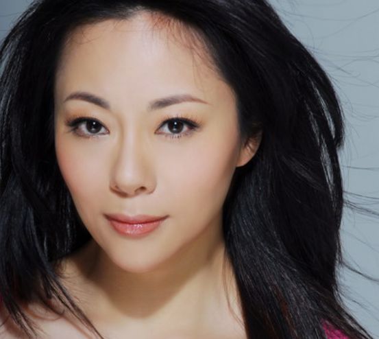 并且在结婚之后,何珈好就为了更好地照顾家庭,逐渐的退出娱乐圈,现在