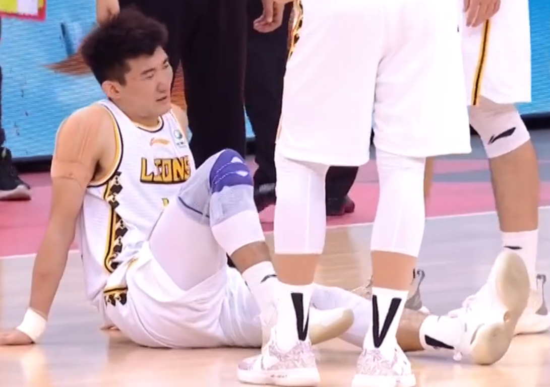 真脏!孙铭徽遭恶意垫脚,首钢再次被吹违体,这动作禁赛都不亏啊