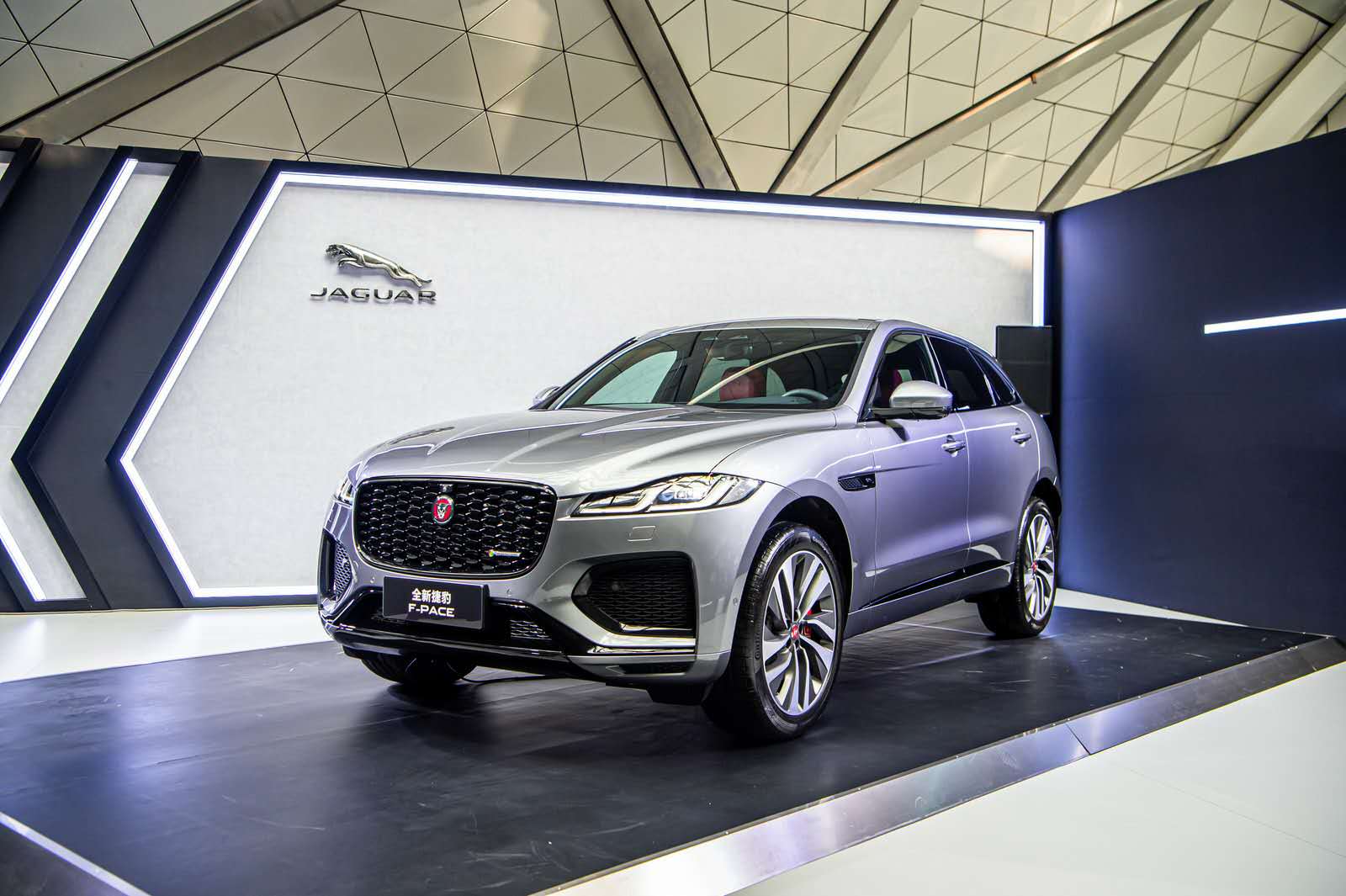内饰焕新 科技升级,全新捷豹f-pace耀目登场
