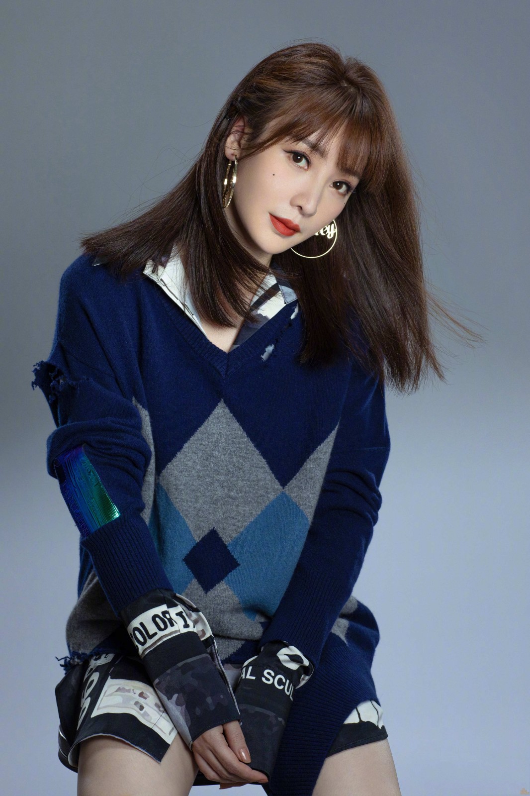 柳岩时尚穿搭来袭茶色中长发搭配拼接毛衫精致减龄潮范十足