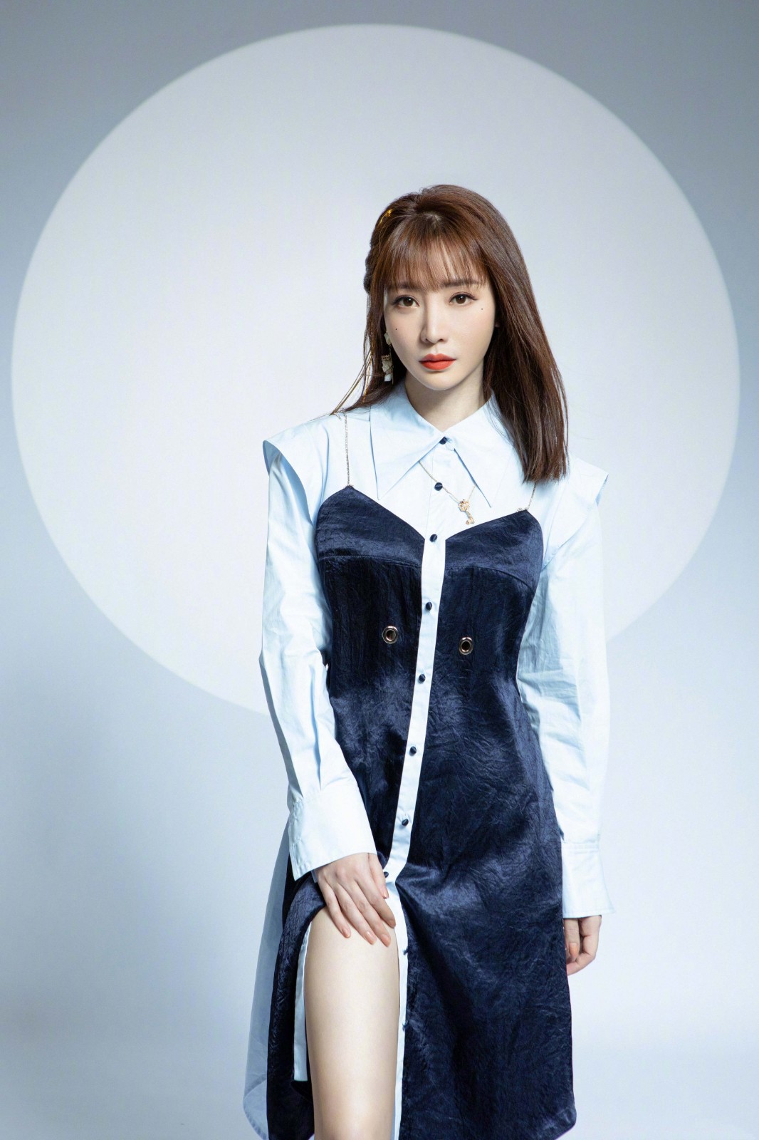 柳岩时尚穿搭来袭茶色中长发搭配拼接毛衫精致减龄潮范十足