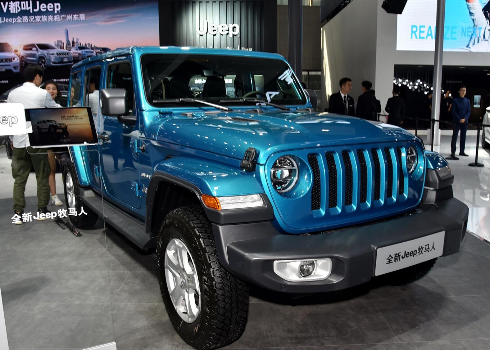 值得一提的是,最新款式的吉普牧马人除了拥有强大的动力和个性十足的