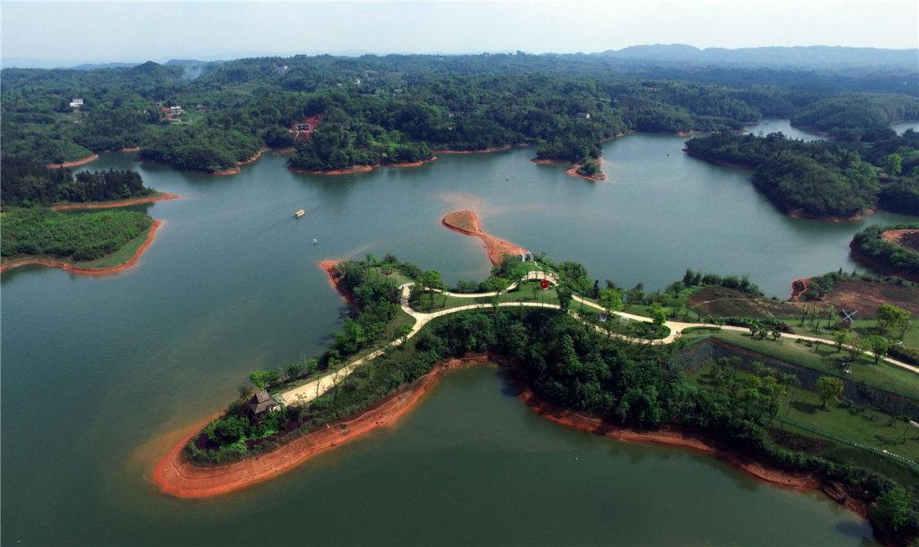 据悉,凤凰湖村辖区面积约42.19平方公里