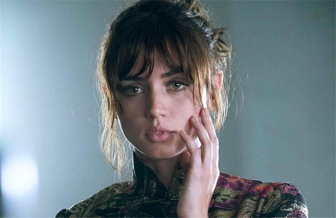 之后,她的另一个重要角色是在2019年的《利刃出鞘》中扮演的玛尔塔·