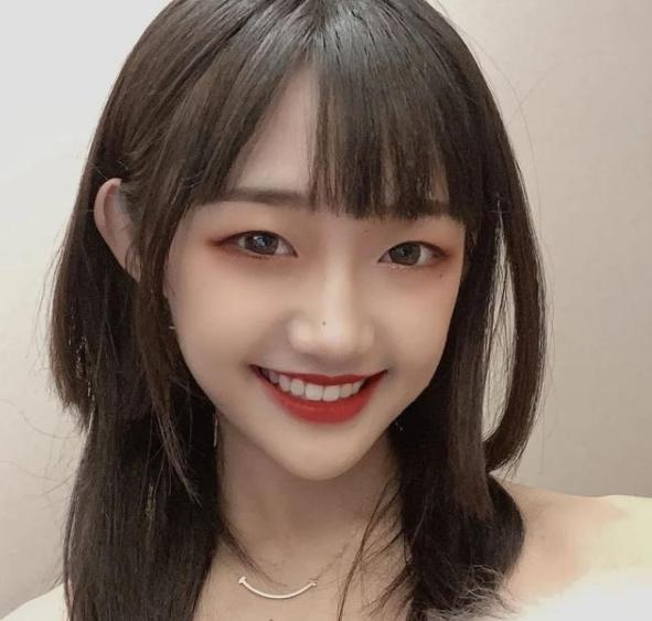 代古拉k开直播,整体颜值跌,面容黯淡无光,走红全凭滤镜?