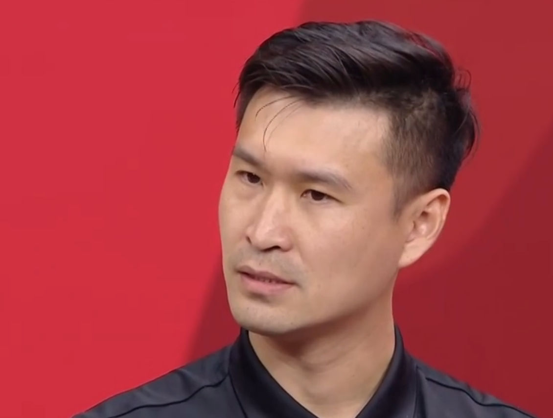 惨了万圣伟犯规又被肘击霍楠怒吼他从后边拉人你看不见吗