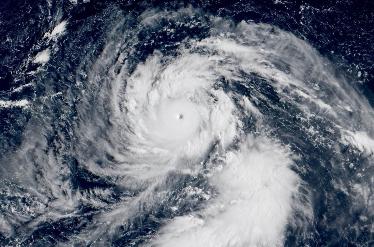 在海上多少级台风,才能刮翻10万吨的福特级航母?