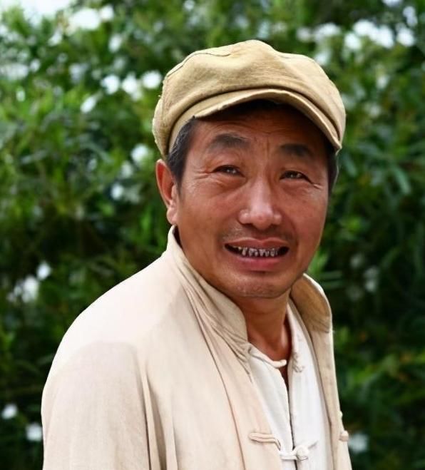 老戏骨杜源:娶4岁就认识的女孩,38年0绯闻,成为最痴情的男演员