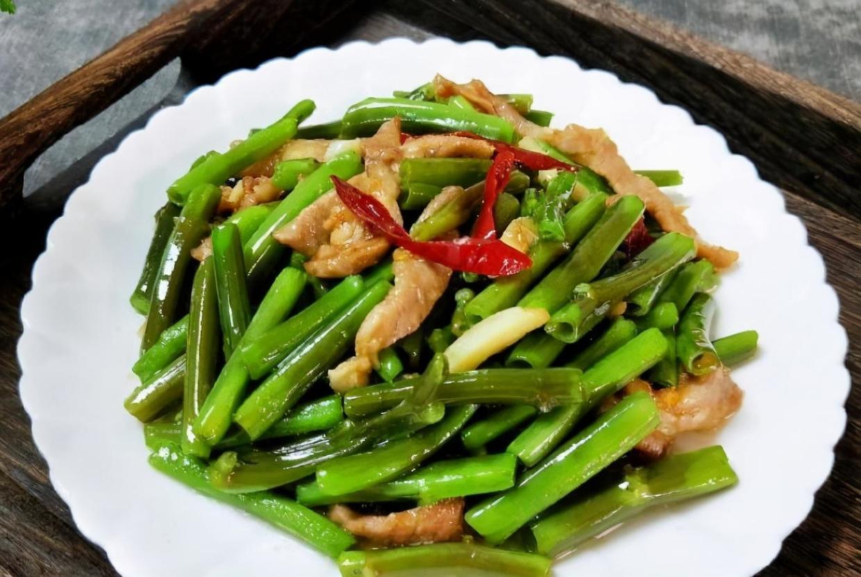 空心菜炒肉丝材料:空心菜,猪肉,蒜,干辣椒,盐,生抽,蚝油,胡椒粉,淀粉