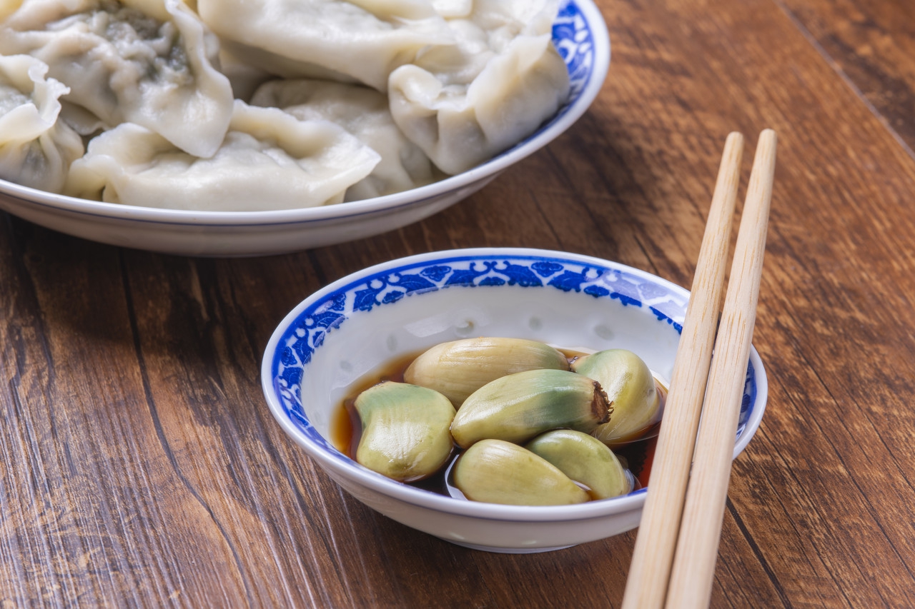 明日小雪,教你腌腊八蒜,蒜绿醋清,蘸饺子吃真香