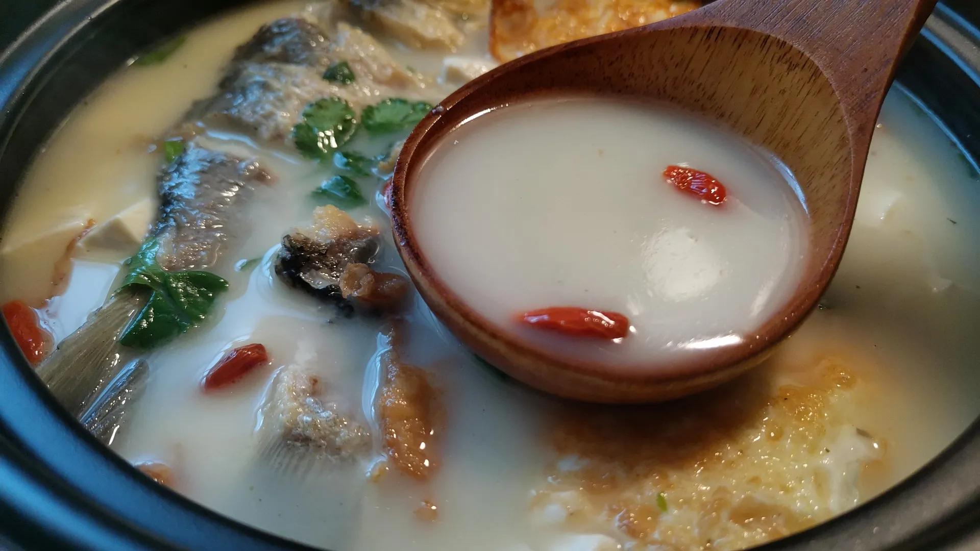鱼汤如何熬出奶白色?学会这一招,鲜美驱寒又营养,全家都爱喝