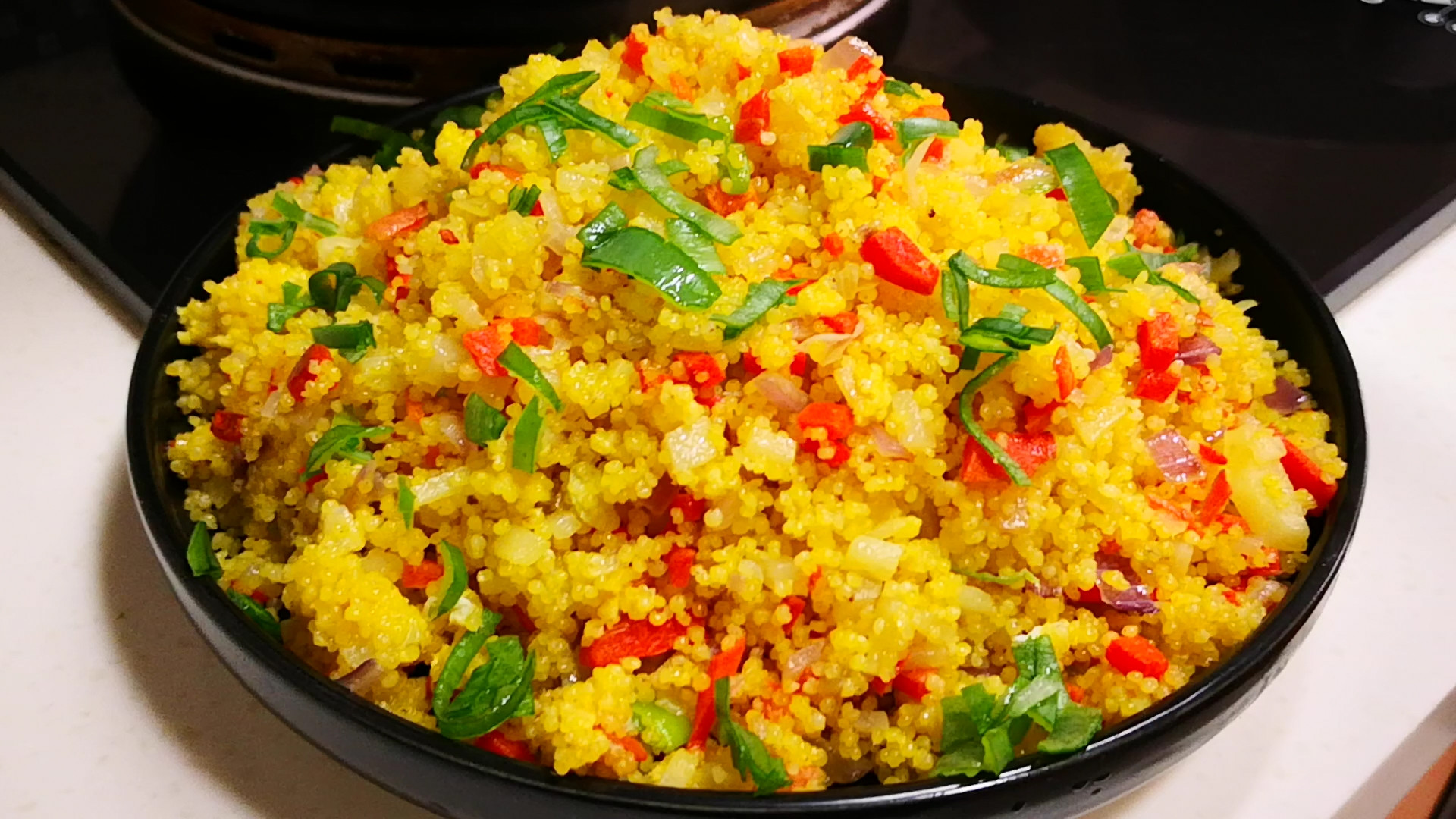 素炒小米调味不需要加太多的调料,只加盐就可以了,味道特鲜香,如果