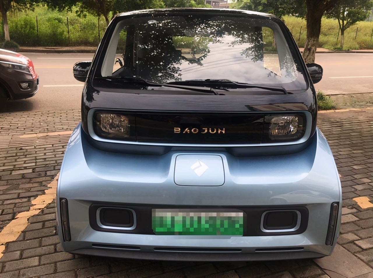 城市出行新选择,新宝骏e300停车无难度,能自动驾驶自动泊车