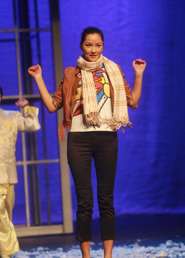 瞿颖这模特身材没白长,衣服裤子穿着显小,这修长曲线真叫人羡慕