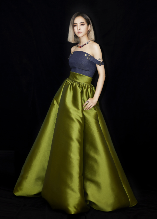 蔡依林拍摄时尚大片穿毛呢外套白卫衣简单休闲却不简单