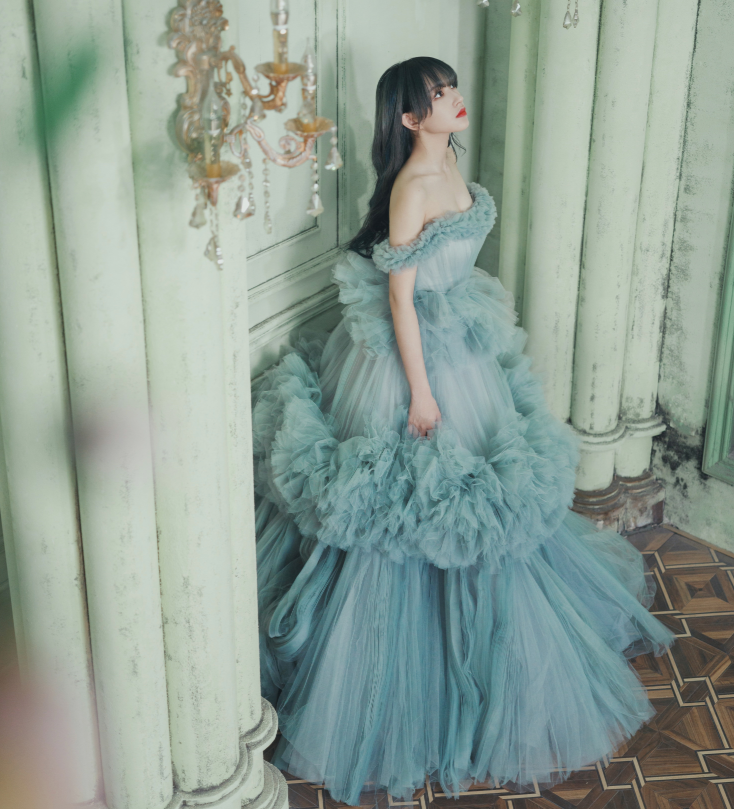 程潇一组婚纱照片曝光蓝灰发色搭配蓝色婚纱在逃公主本人吧