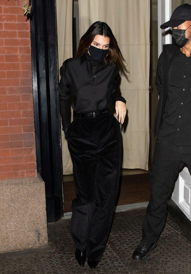 肯达尔詹娜穿一身黑look展现洒脱干练气质又酷又飒太拉风