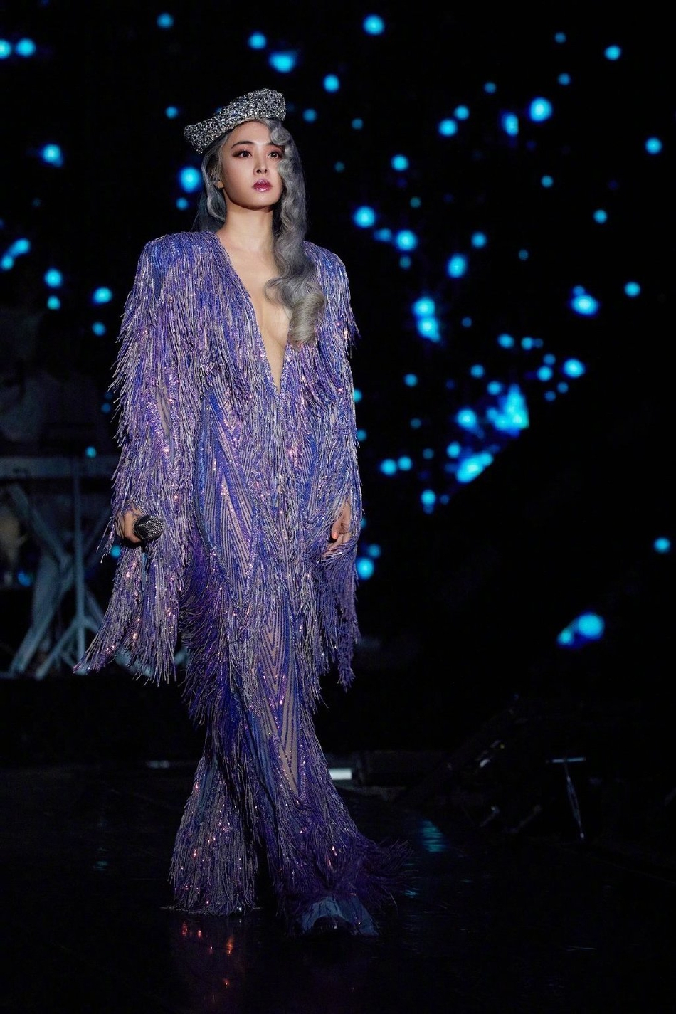 蔡依林演唱会照片曝光裙领口直接开到肚脐眼