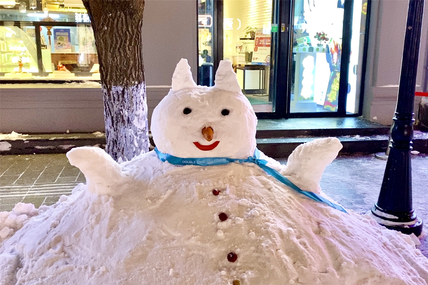 哈尔滨超萌雪人宝宝扮靓百年老街