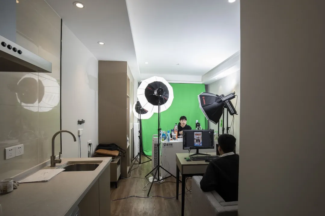 杭州,"双11"购物狂欢节期间,网络主播在线上店铺中直播"带货"