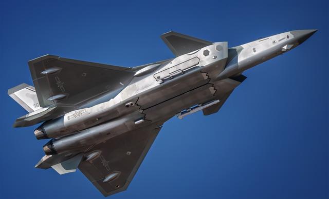 银光闪闪的歼20看起来像二代机这种机身原来暗藏特殊设计目的