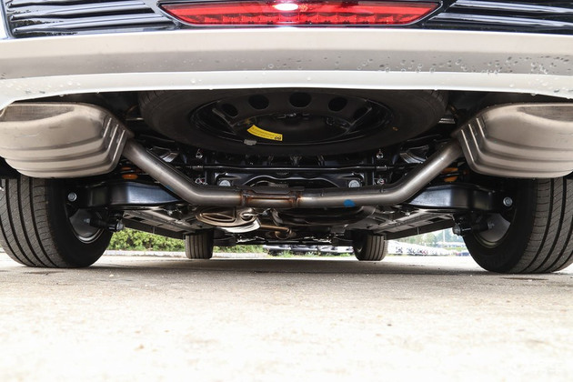 底盘悬架方面,它采用前麦弗逊,后多连杆的悬架结构,这点与老款车型