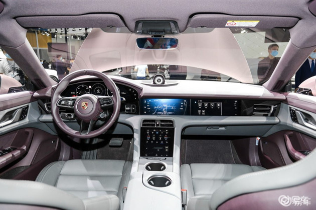 的在朝着实用性努力,后排的地板空间的电池凹槽变相降低了座椅高度,让