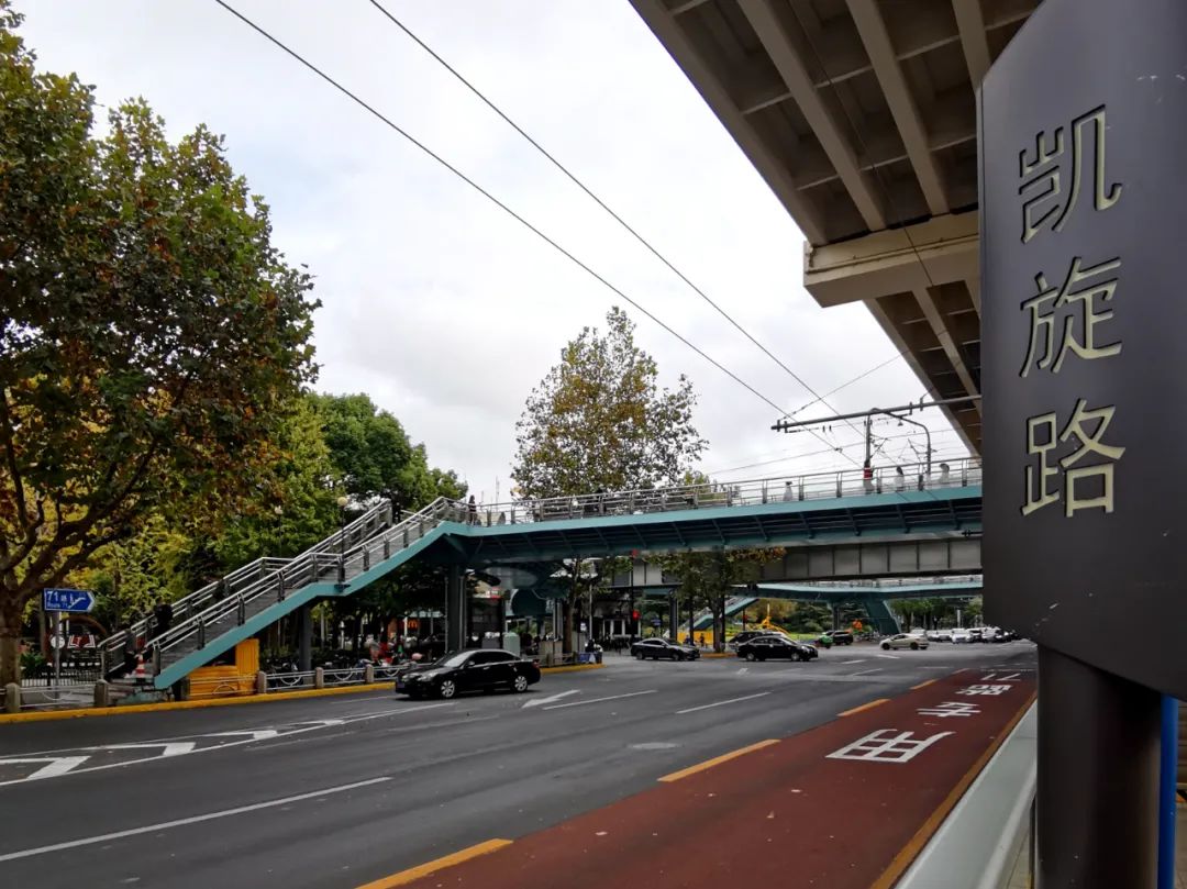 交通延安西路上两座人行天桥修缮一新长安路人行天桥启用