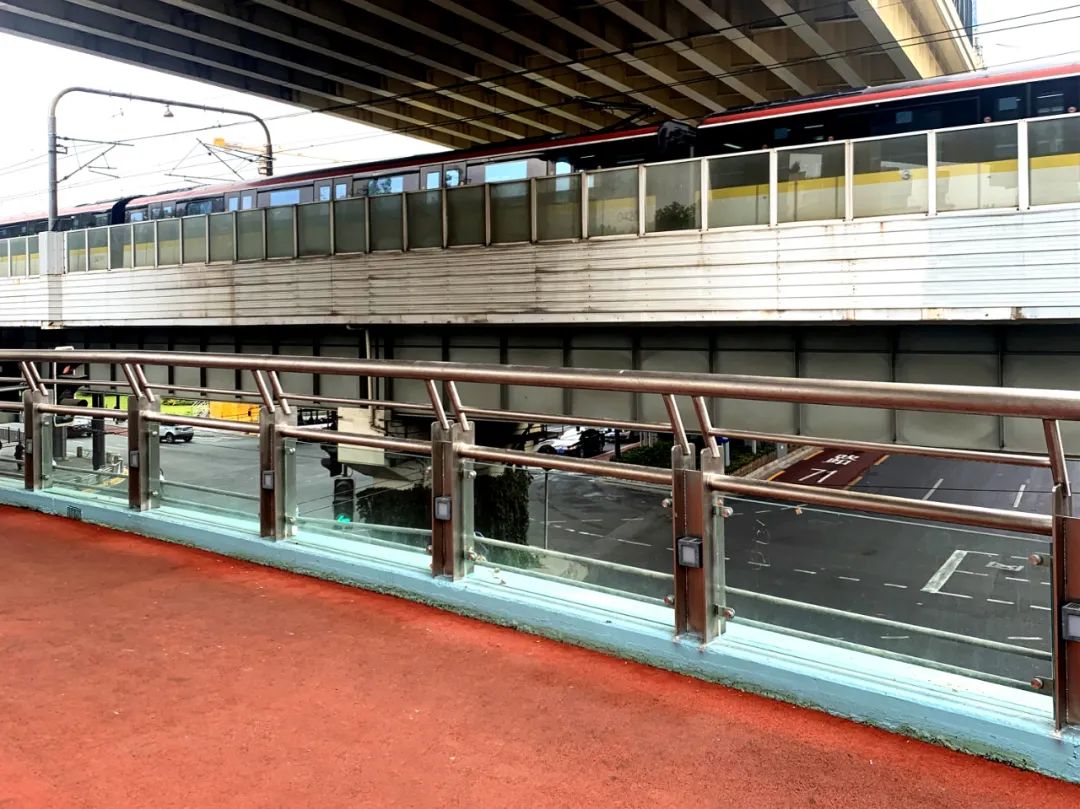 交通延安西路上两座人行天桥修缮一新长安路人行天桥启用