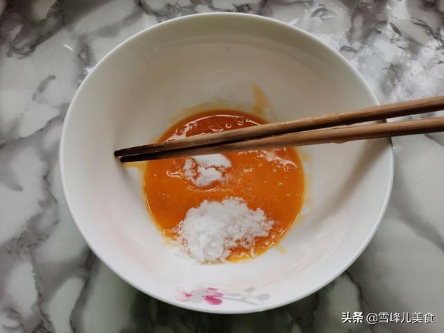 第二步:加入白糖继续搅拌均匀,白糖的量可以自己调整,我觉得一大汤勺