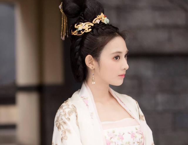 老九门真是神奇,主演依旧红,配角除了袁冰妍她更是火出一片天|彭小苒